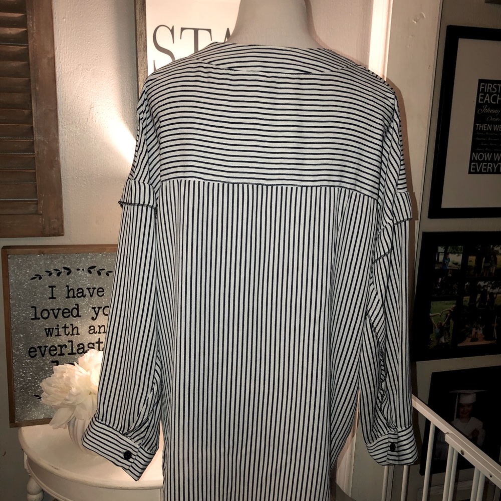 Amaryllis blouse. Size Large. - Picture 4 of 13